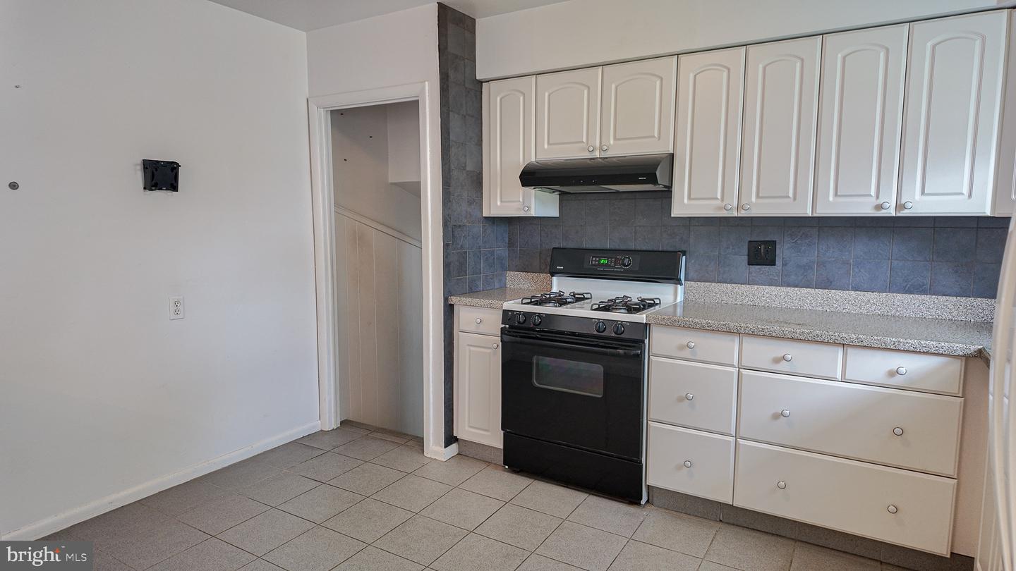 1103 Hedgerow Ln Property Photo 11
