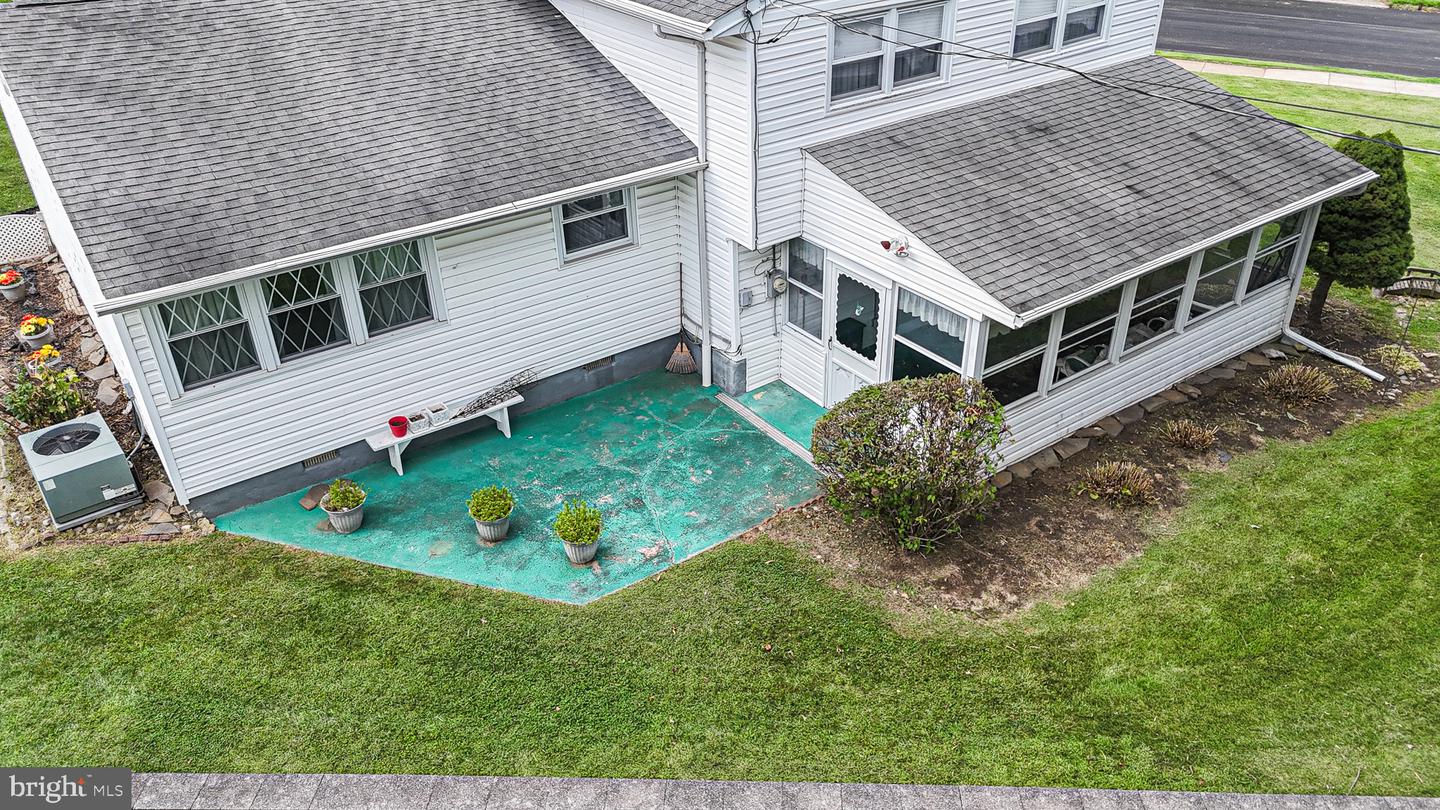 1103 Hedgerow Ln Property Photo 25