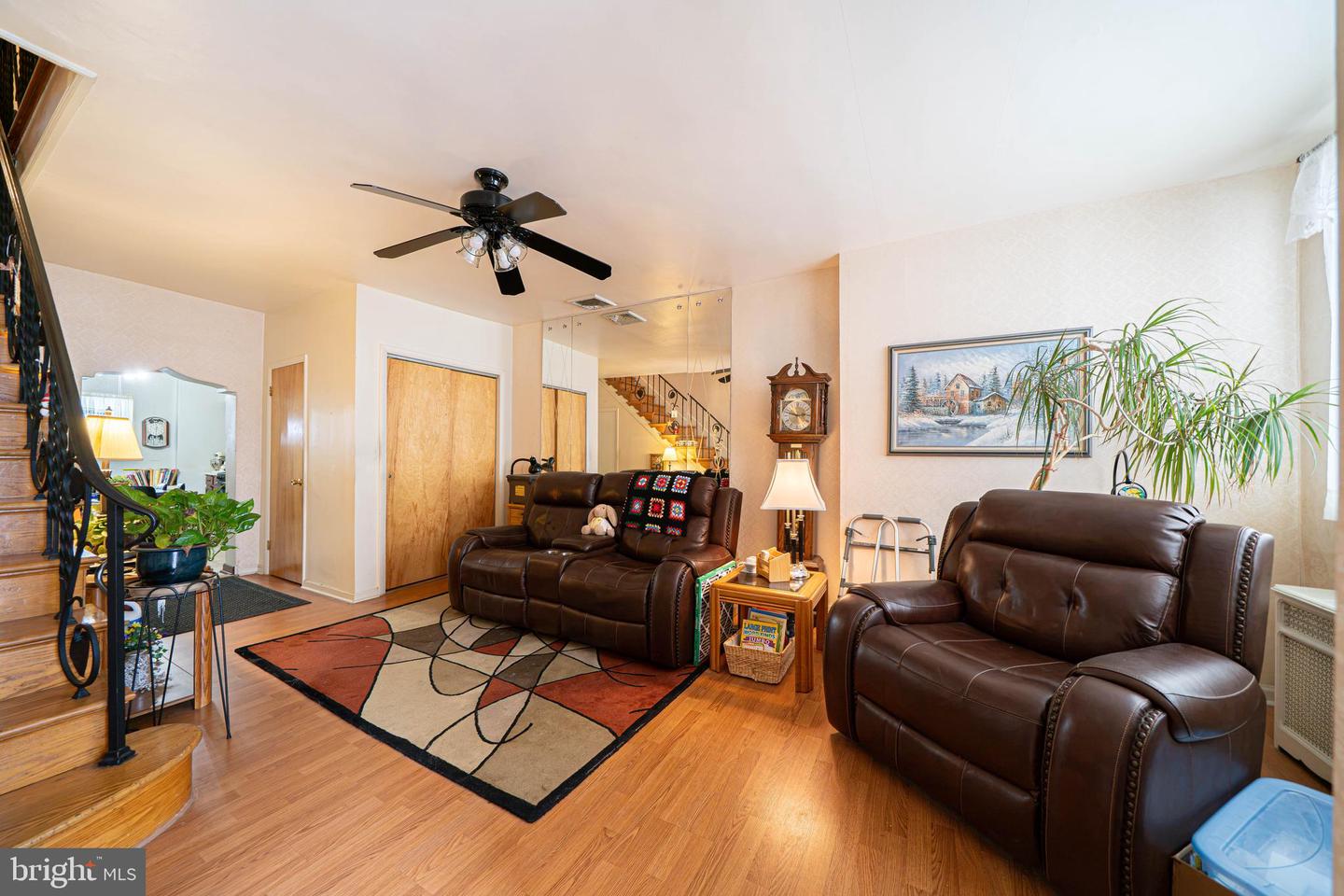 1033 Daly St Property Photo 5