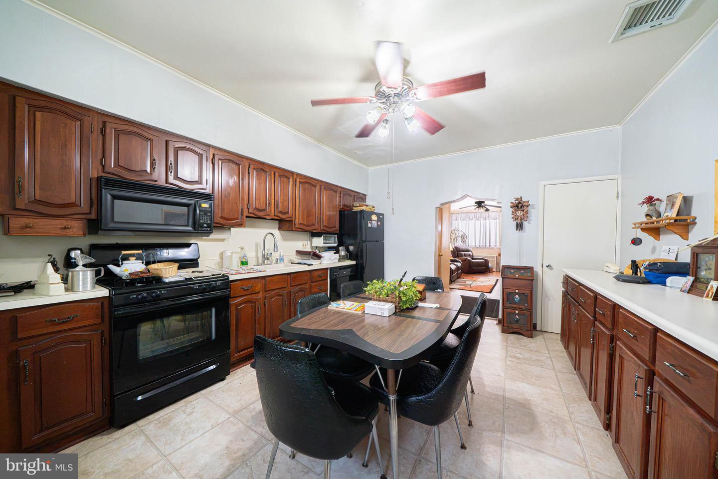 1033 Daly St Property Photo 7
