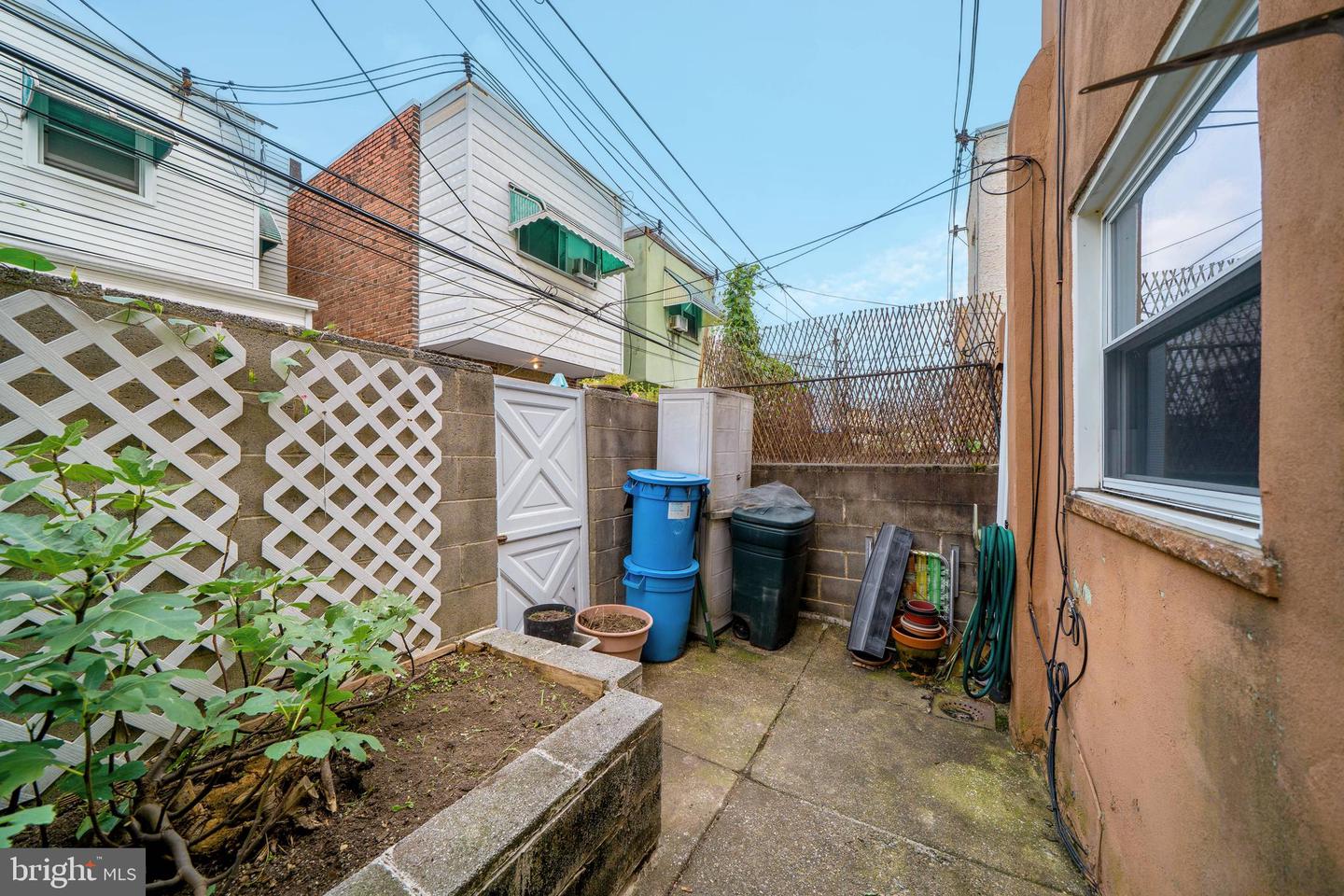 1033 Daly St Property Photo 22