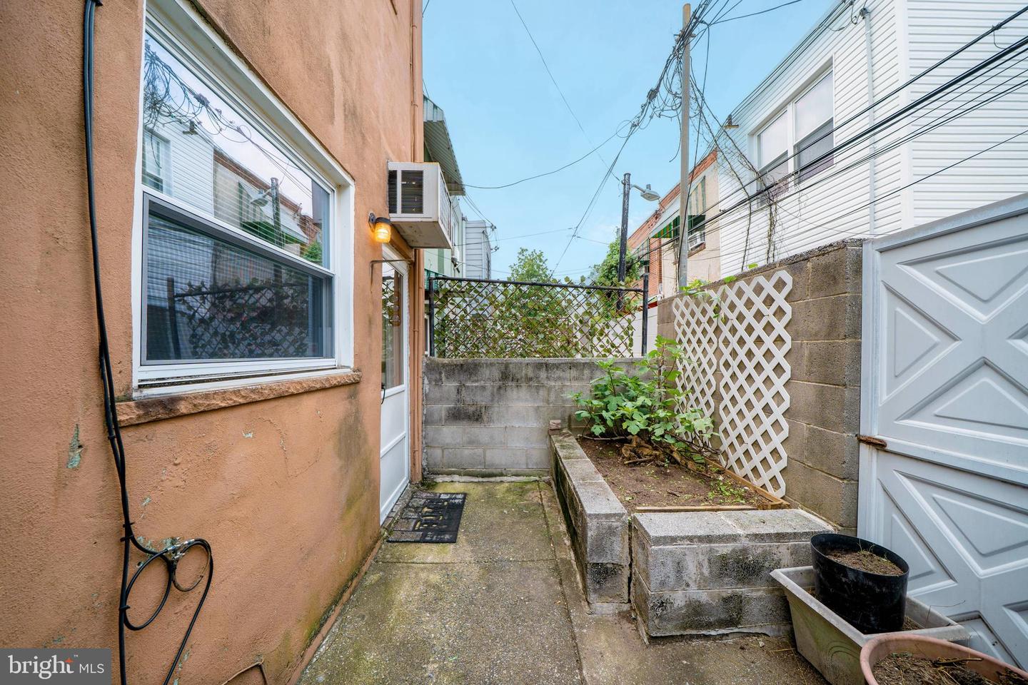 1033 Daly St Property Photo 23