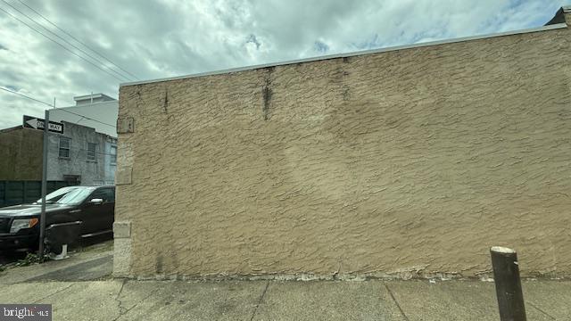 1854 E Oakdale St E Property Photo 2