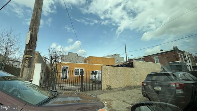 1854 E Oakdale St E Property Photo 3