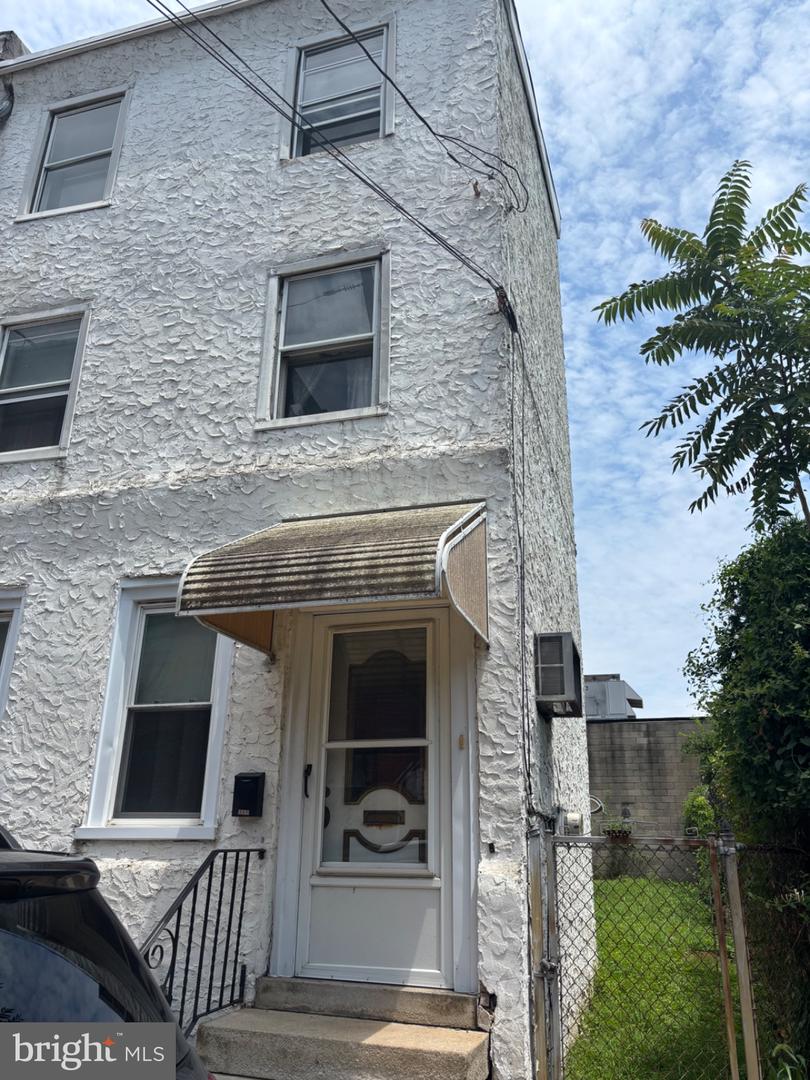 1033 E Crease St Property Photo 1