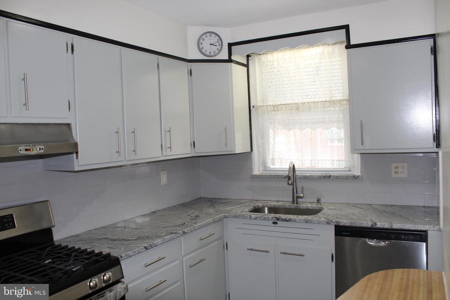 5625 Arbor St Property Photo 8