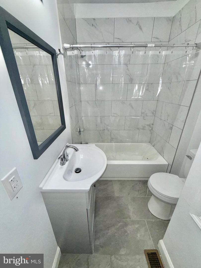 6067 Regent St Property Photo 13