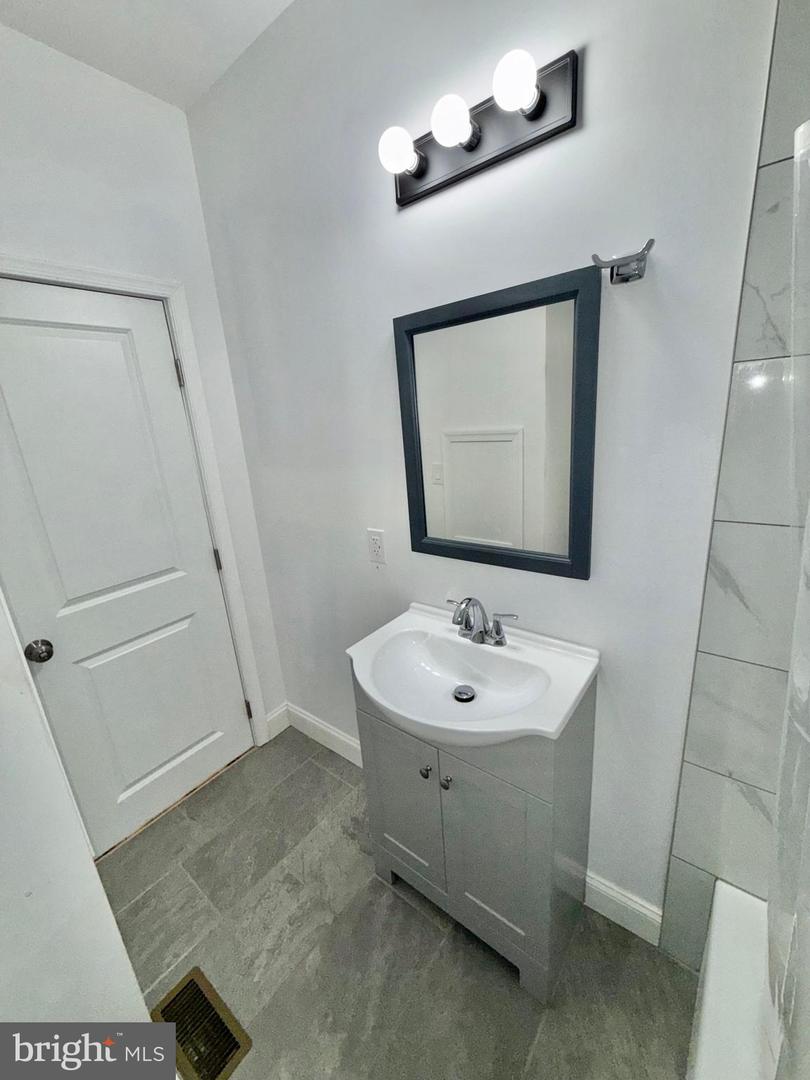 6067 Regent St Property Photo 14