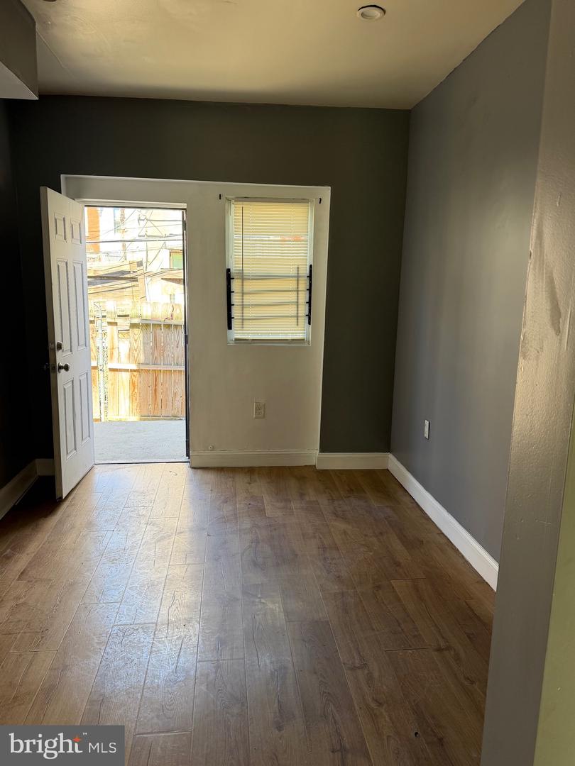 233 E Mayfield St Property Photo 18