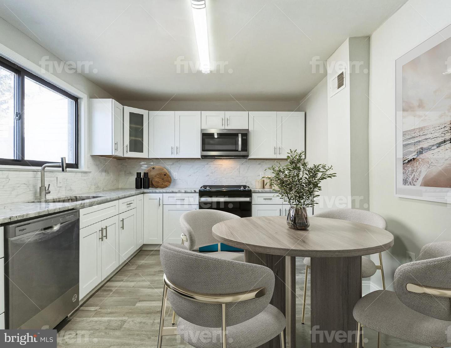 382 Martin St Property Photo 6