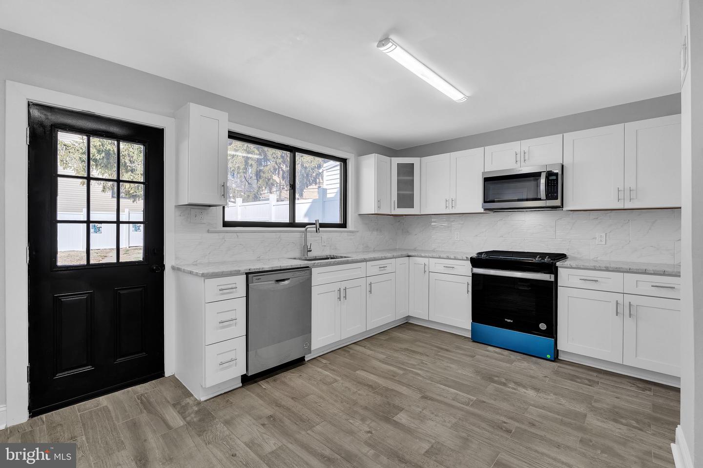 382 Martin St Property Photo 7