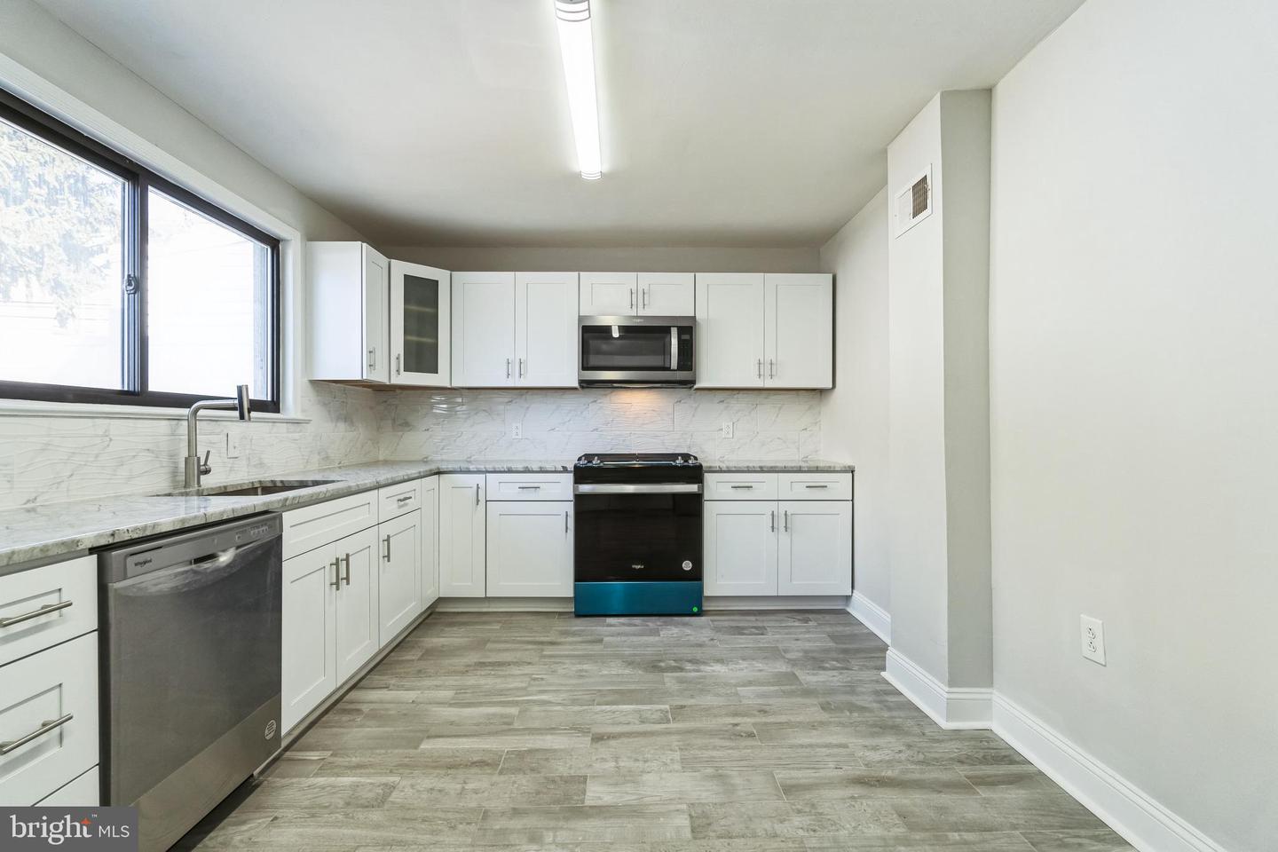 382 Martin St Property Photo 8