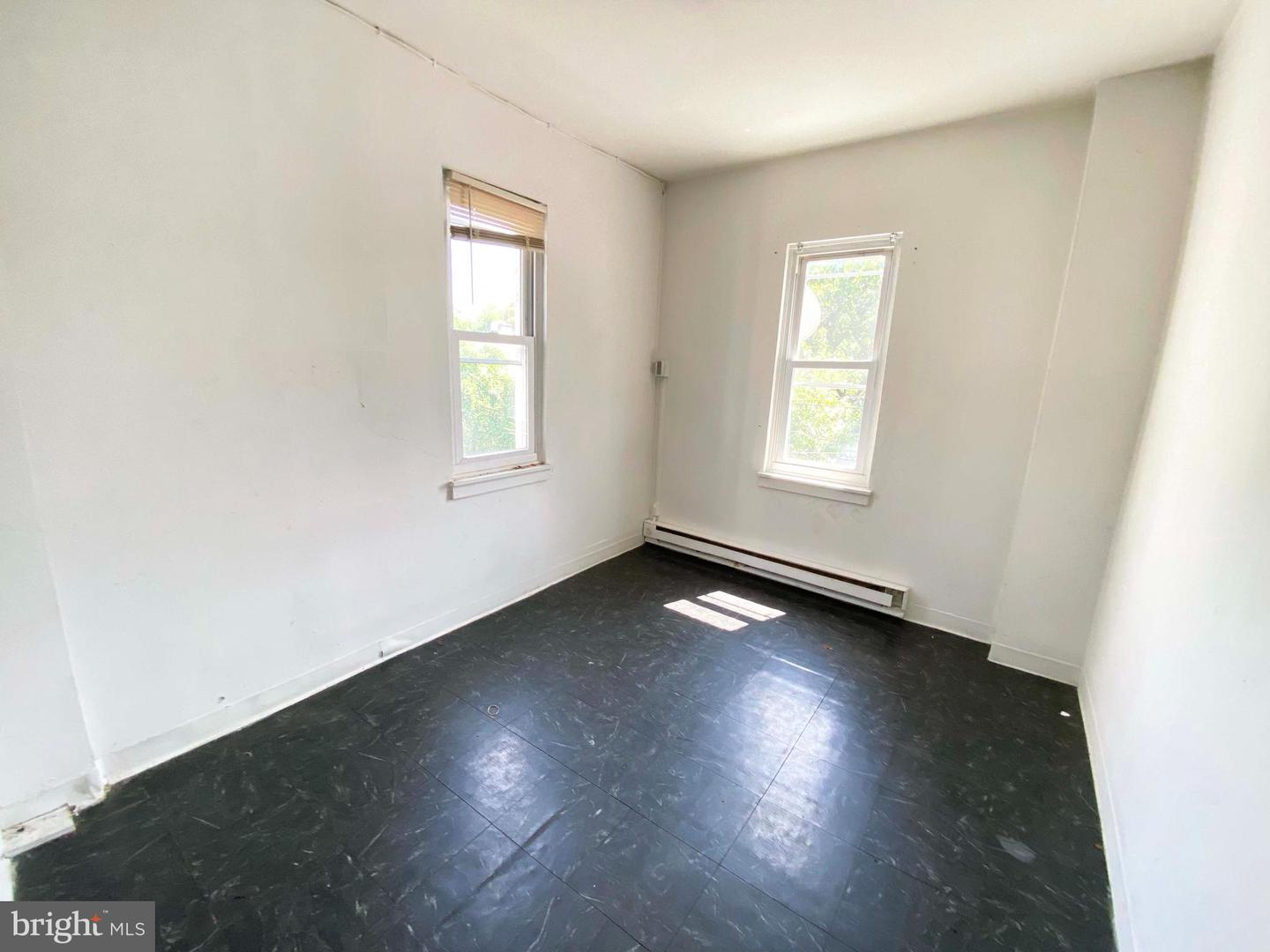248 E Cambria St #2nd Fl Property Photo 2