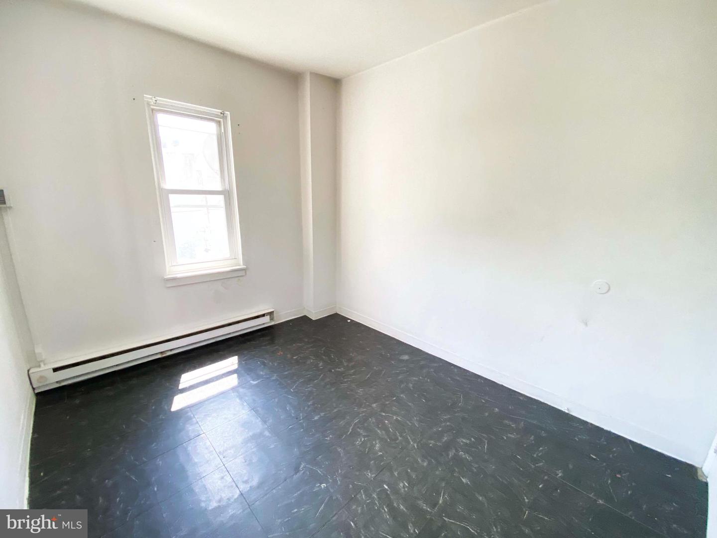 248 E Cambria St #2nd Fl Property Photo 3