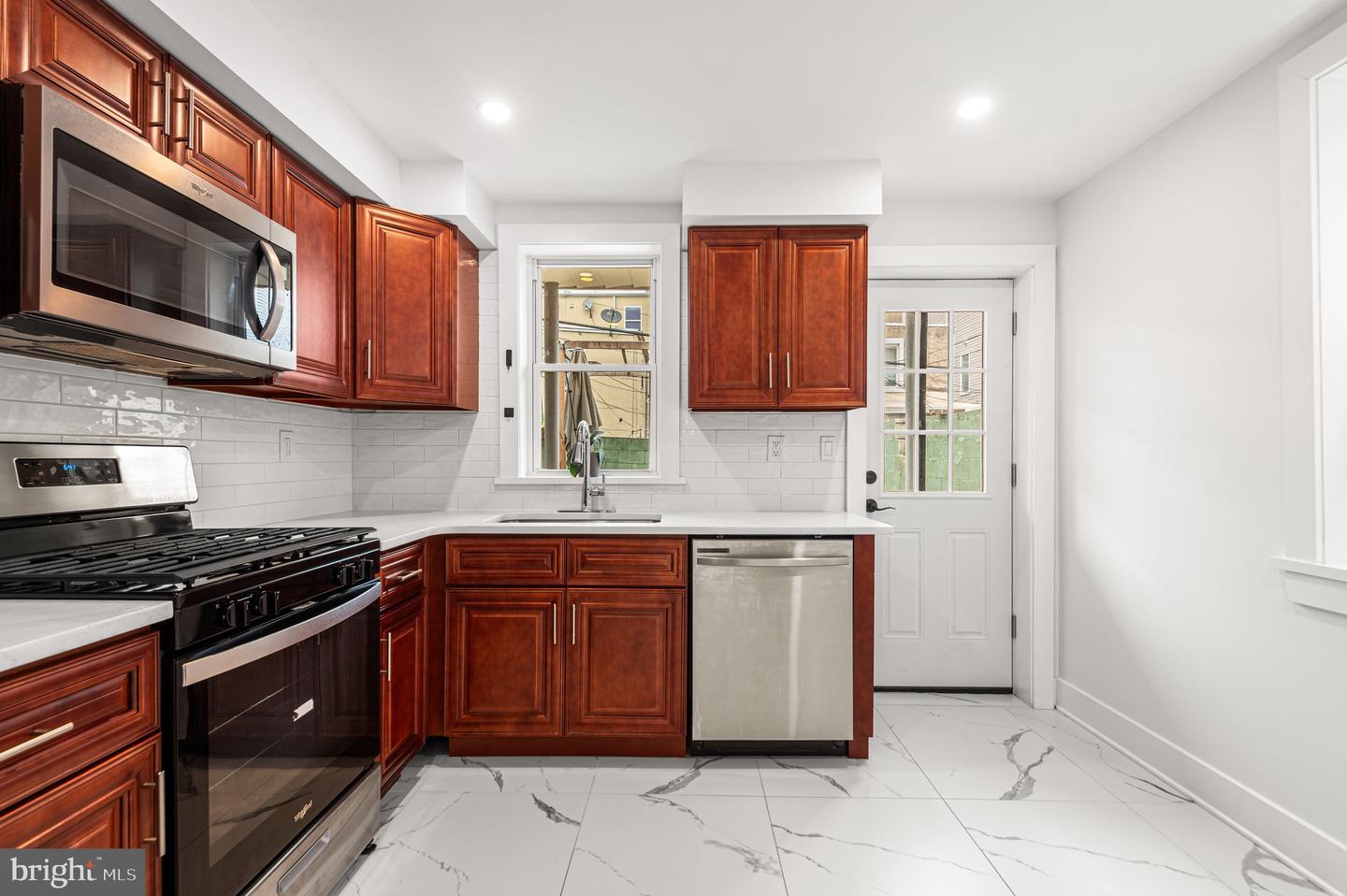 1629 Annin St Property Photo 8