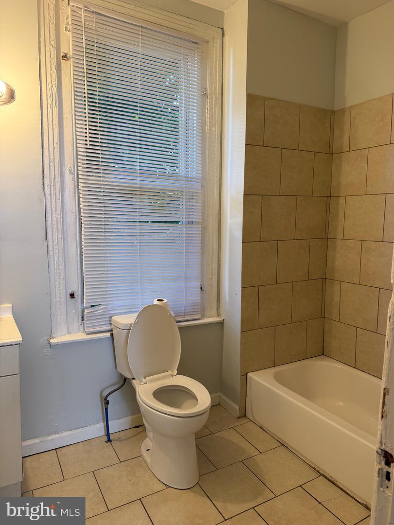 2763 N Taylor St Property Photo 4