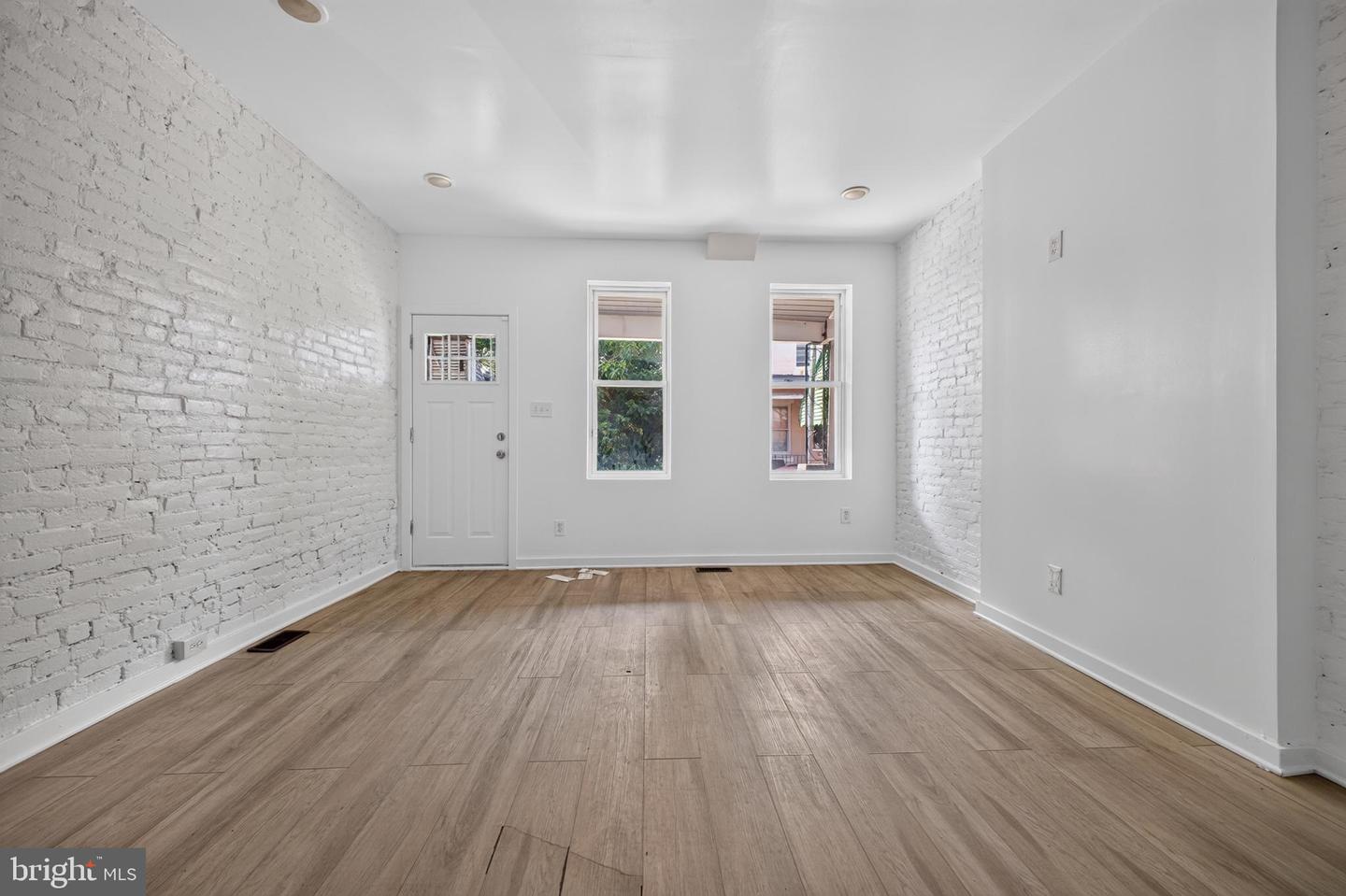 2531 N Dover St Property Photo 1
