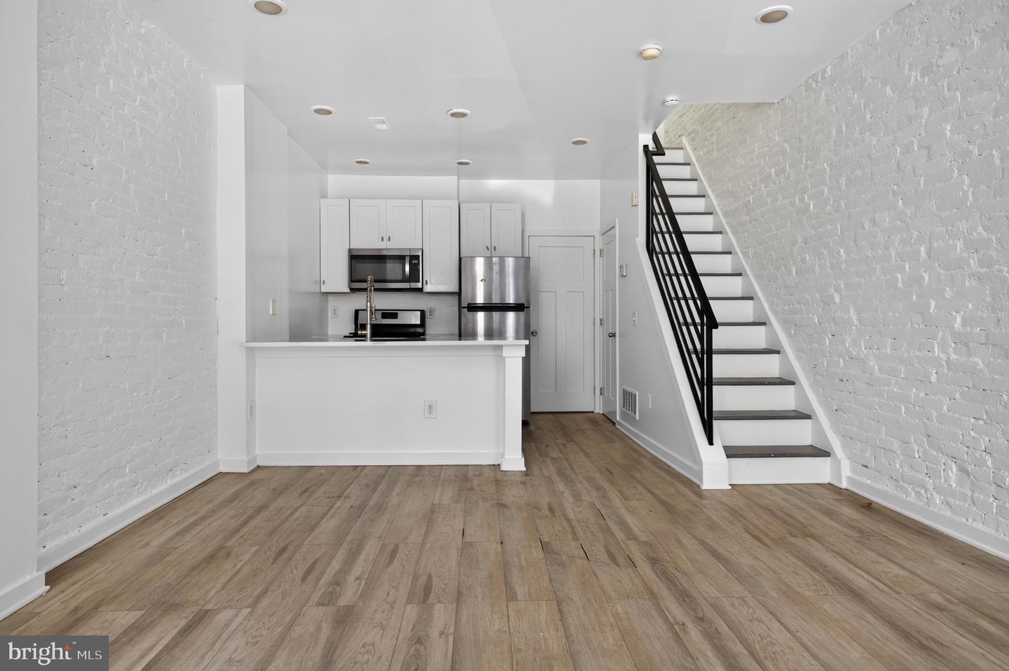 2531 N Dover St Property Photo 2