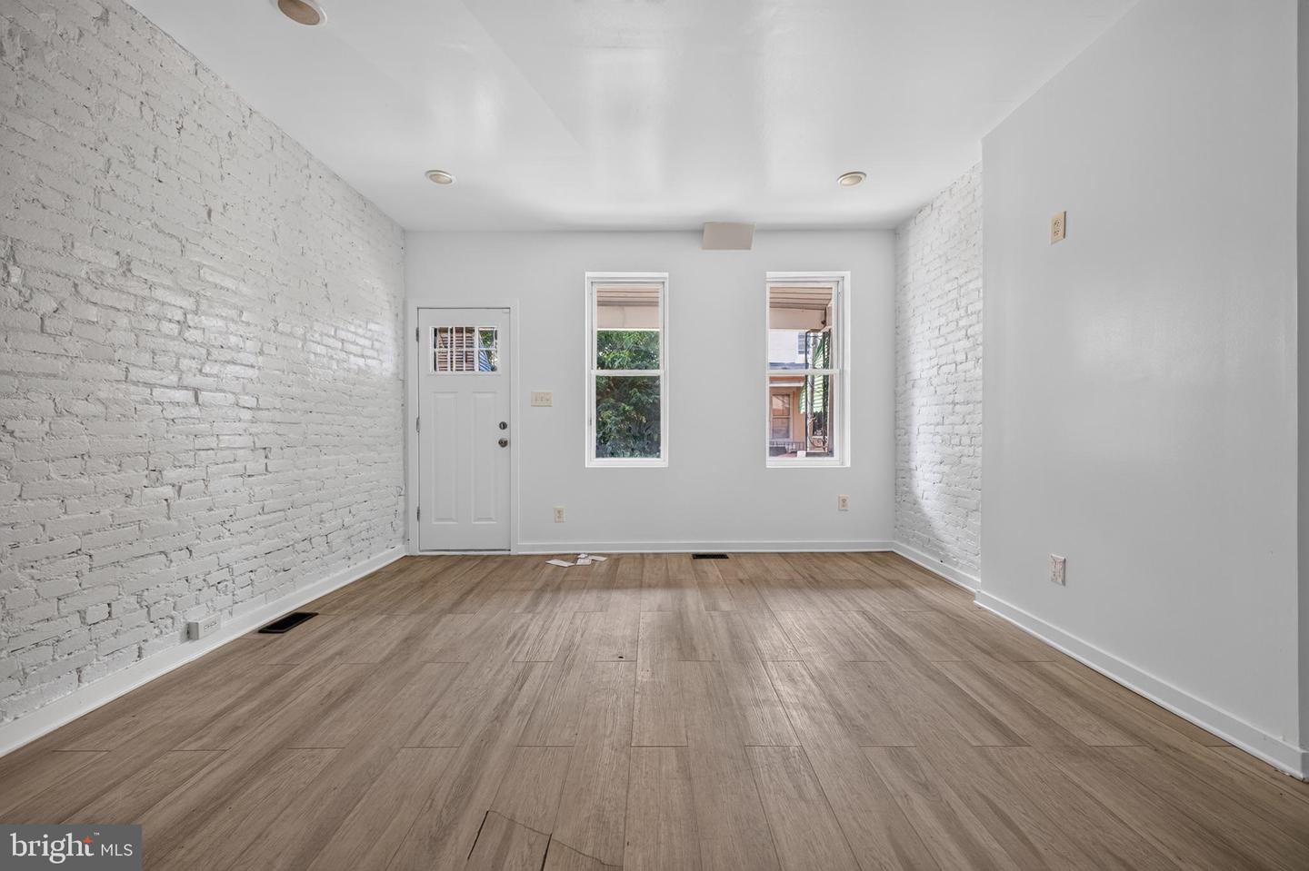 2531 N Dover St Property Photo 3