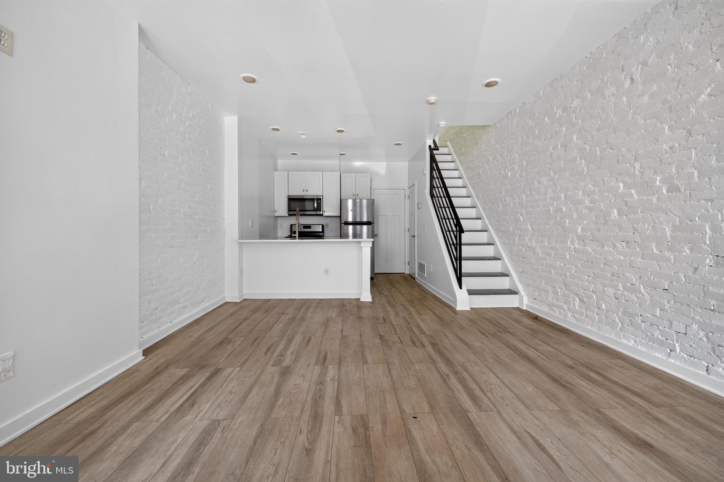 2531 N Dover St Property Photo 4