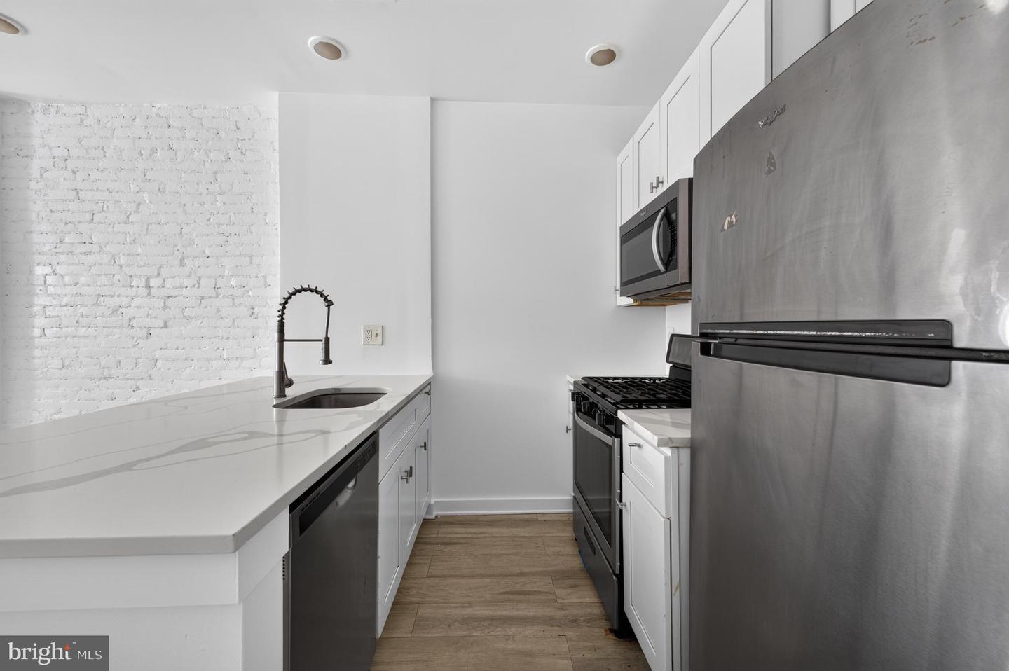 2531 N Dover St Property Photo 6