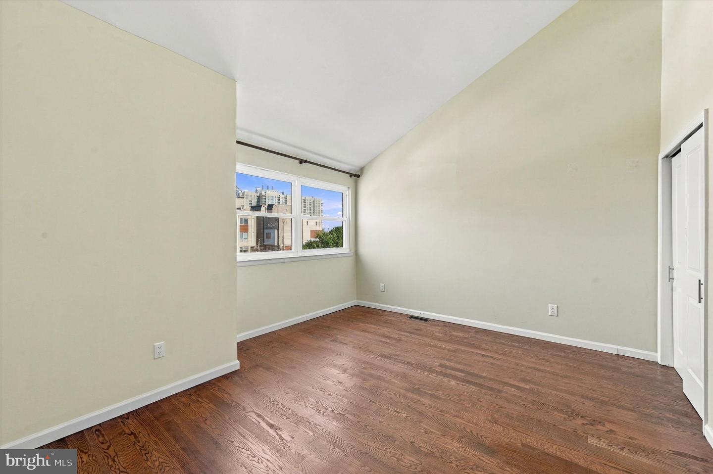 1 Queen St #2 Property Photo 32