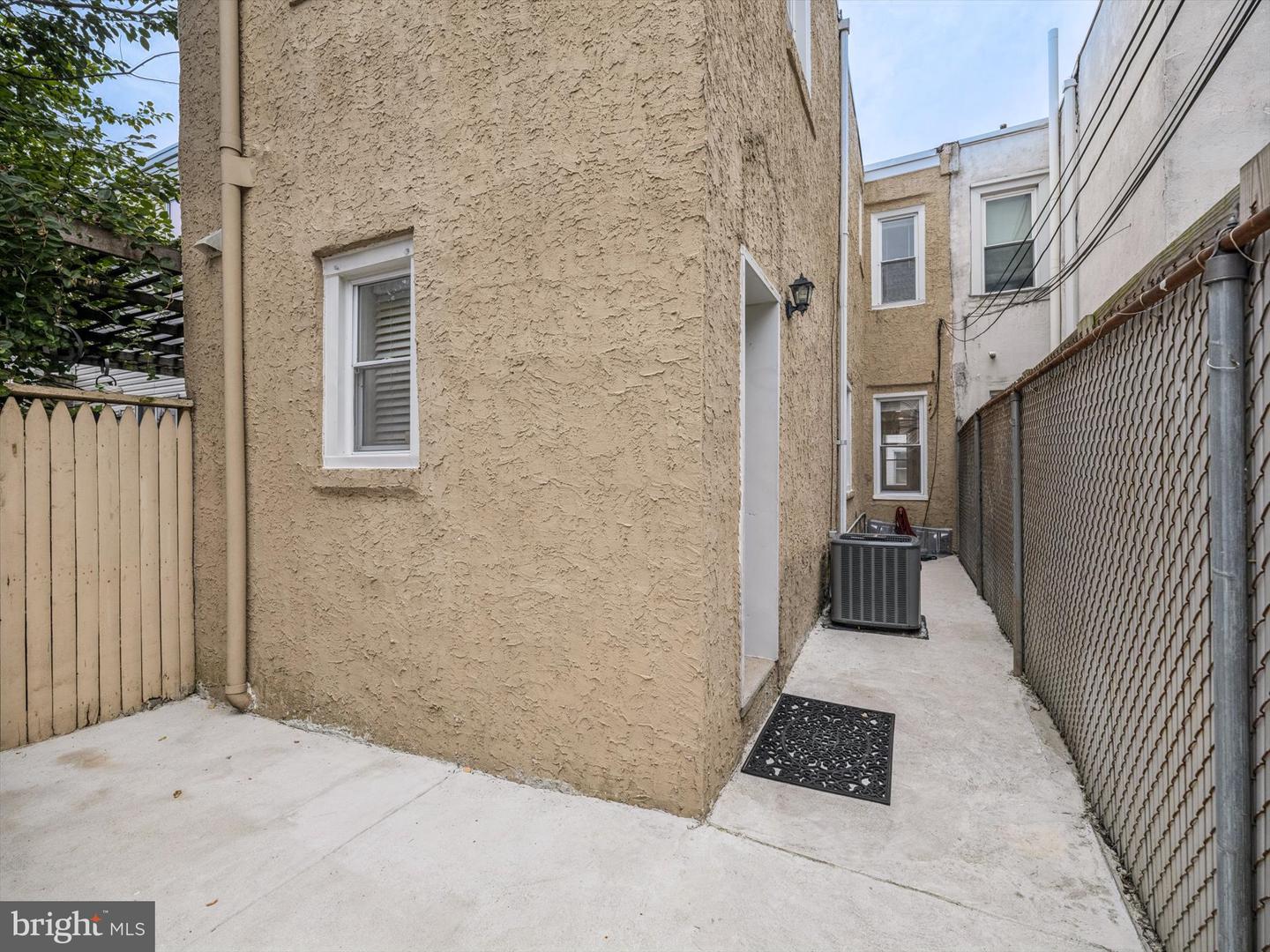 2129 Oakford St Property Photo 3