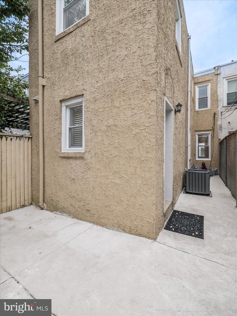 2129 Oakford St Property Photo 4