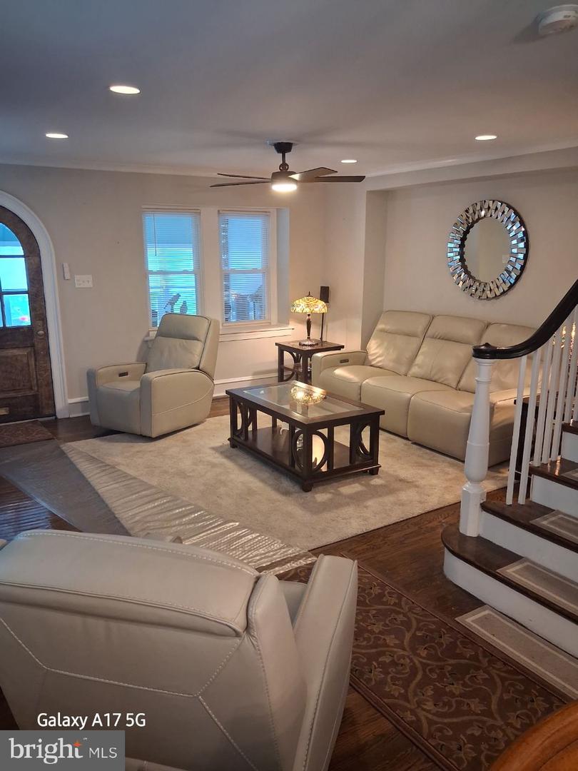 632 E Allens Ln Property Photo 6