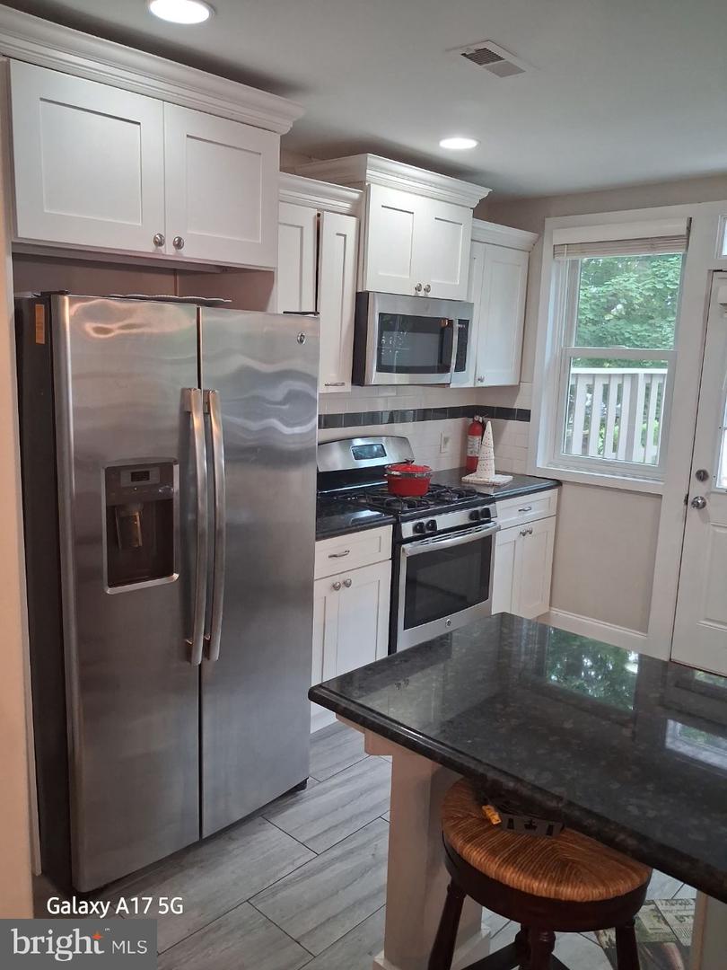 632 E Allens Ln Property Photo 9