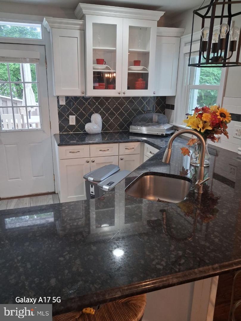 632 E Allens Ln Property Photo 10