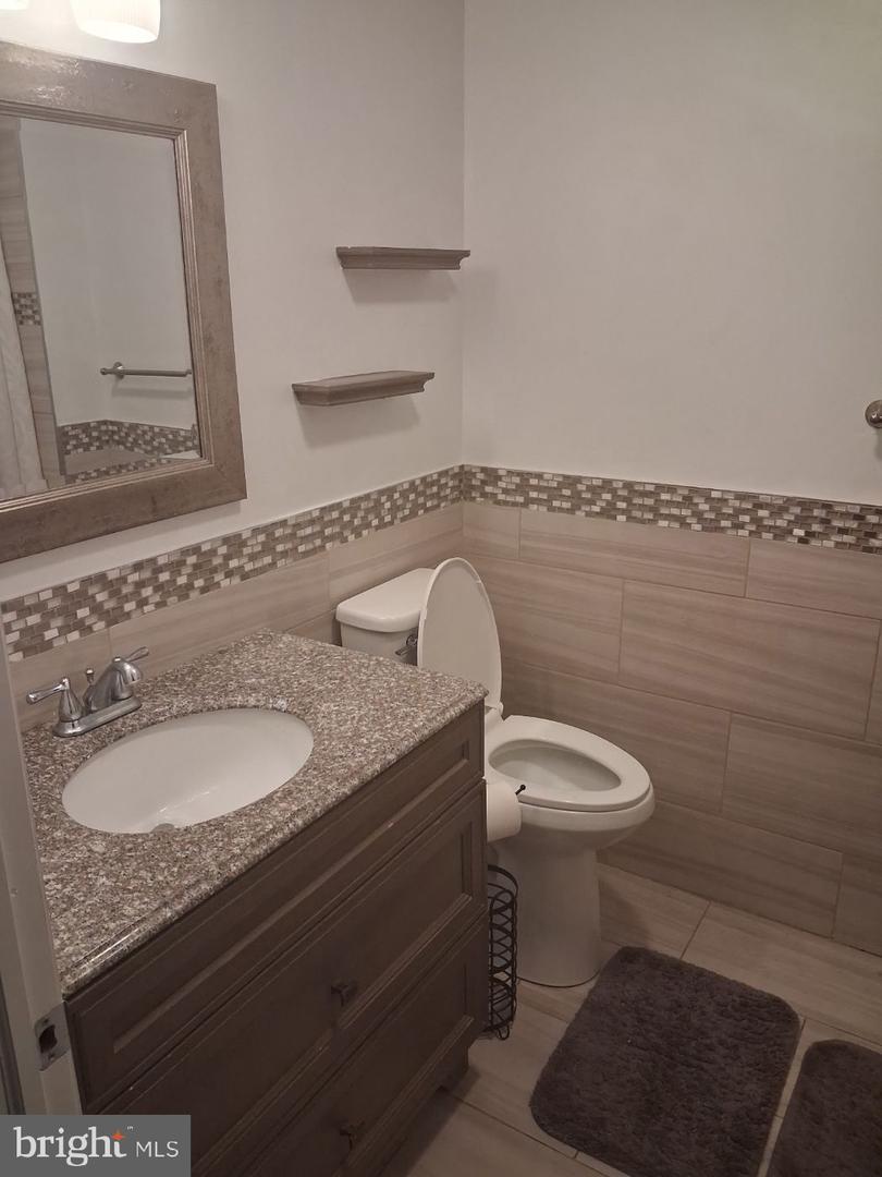 632 E Allens Ln Property Photo 17
