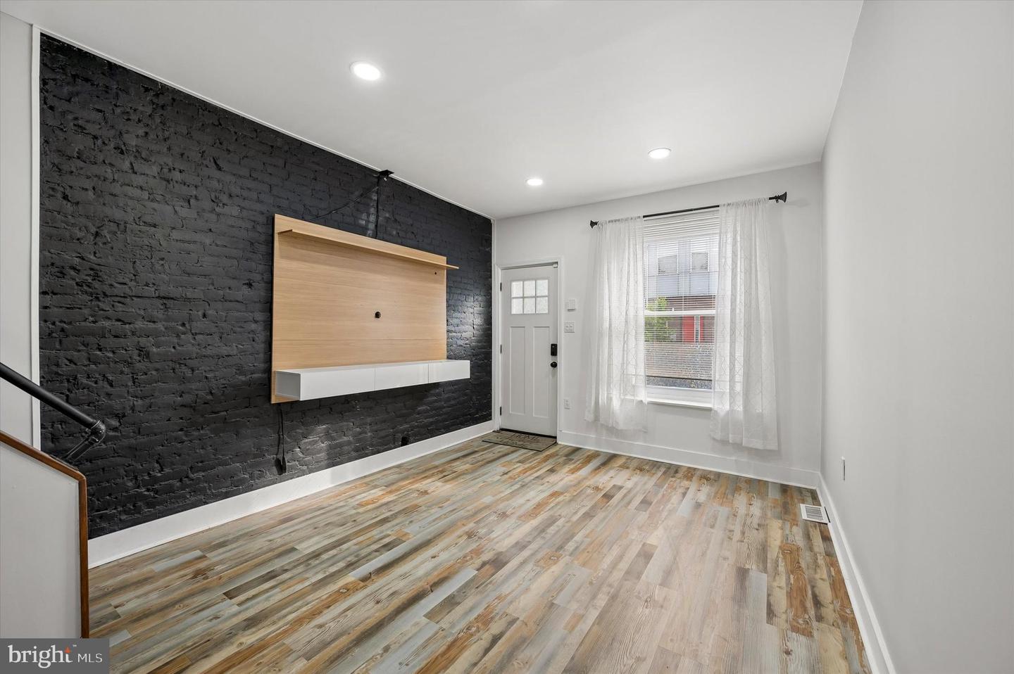 1812 E Albert St Property Photo 3
