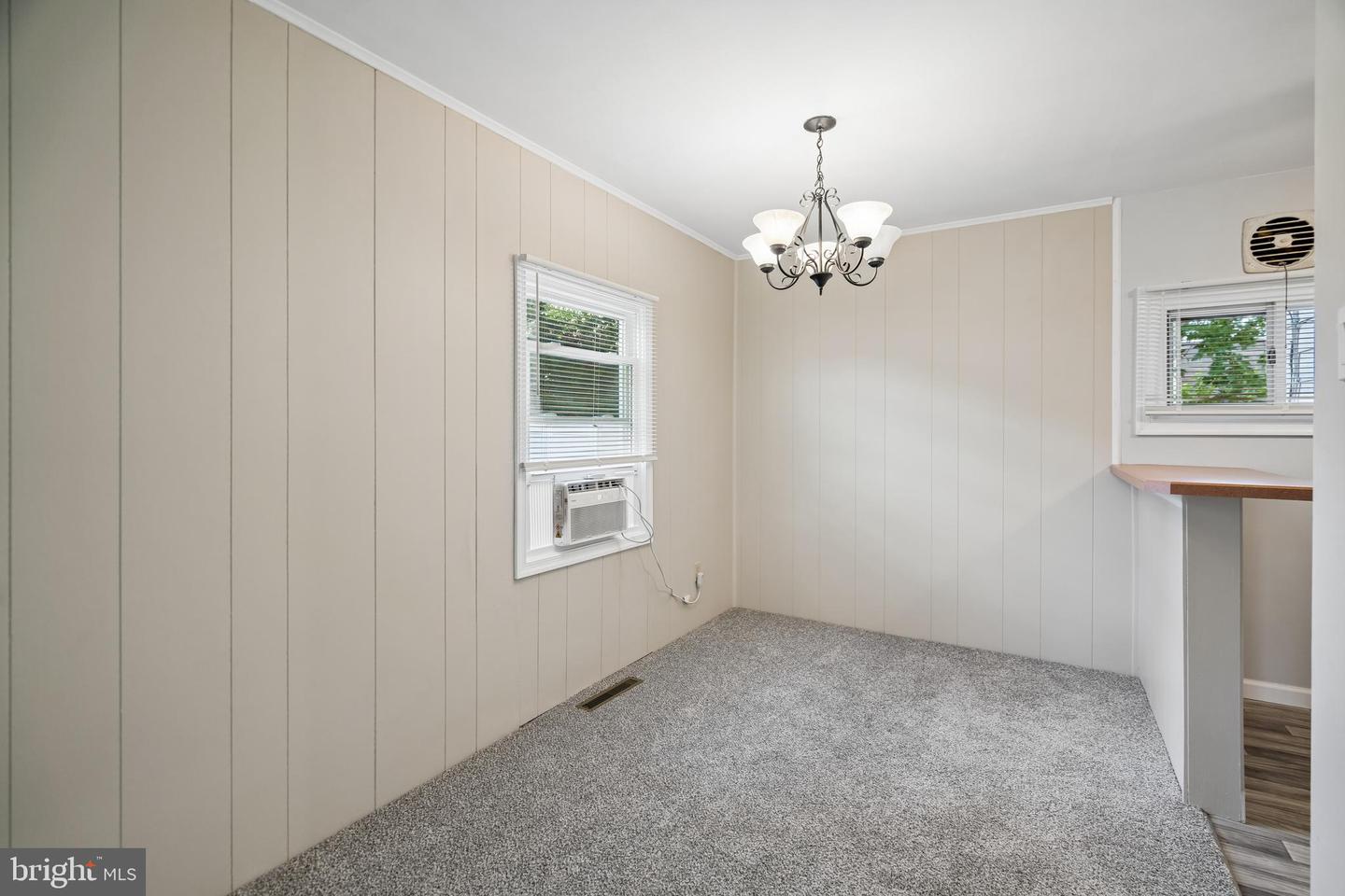 524 Selma St Property Photo 6