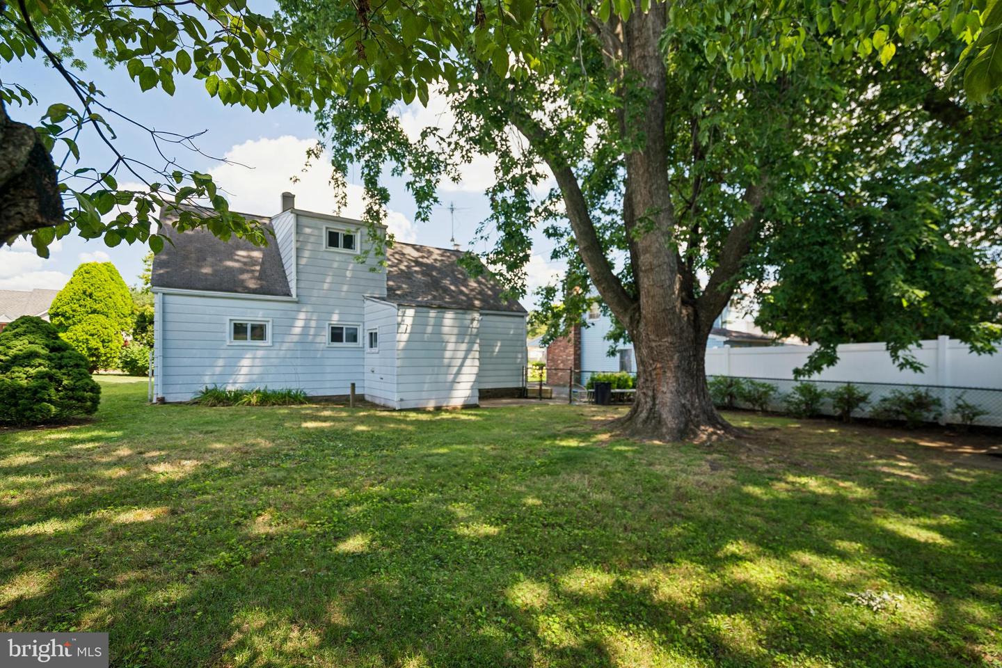 524 Selma St Property Photo 28