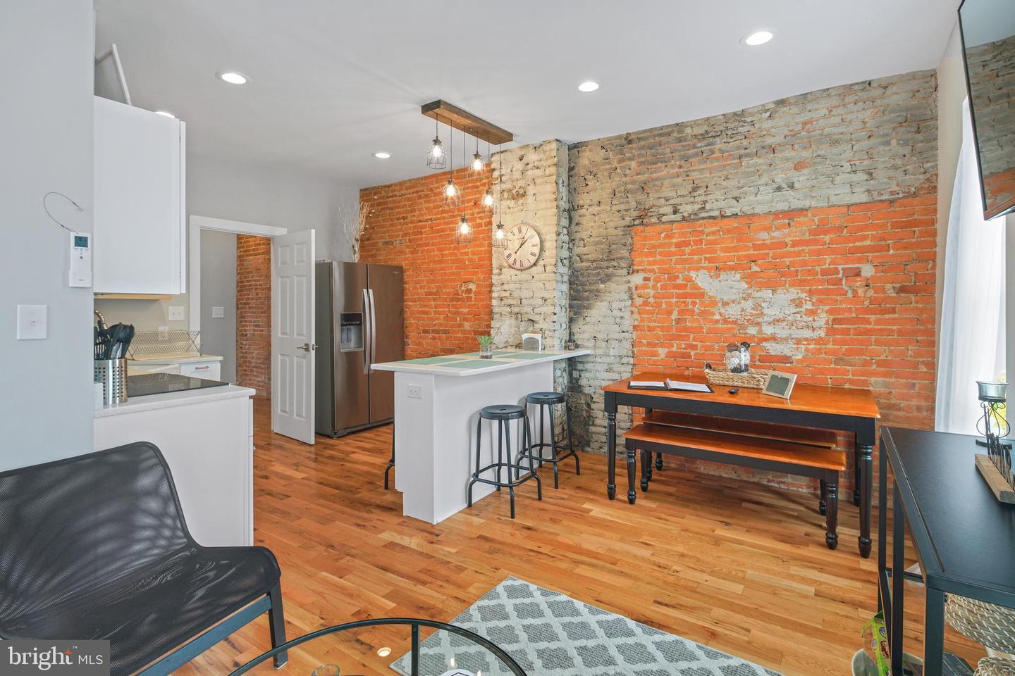 2049 E Hagert St #upper Property Photo 2