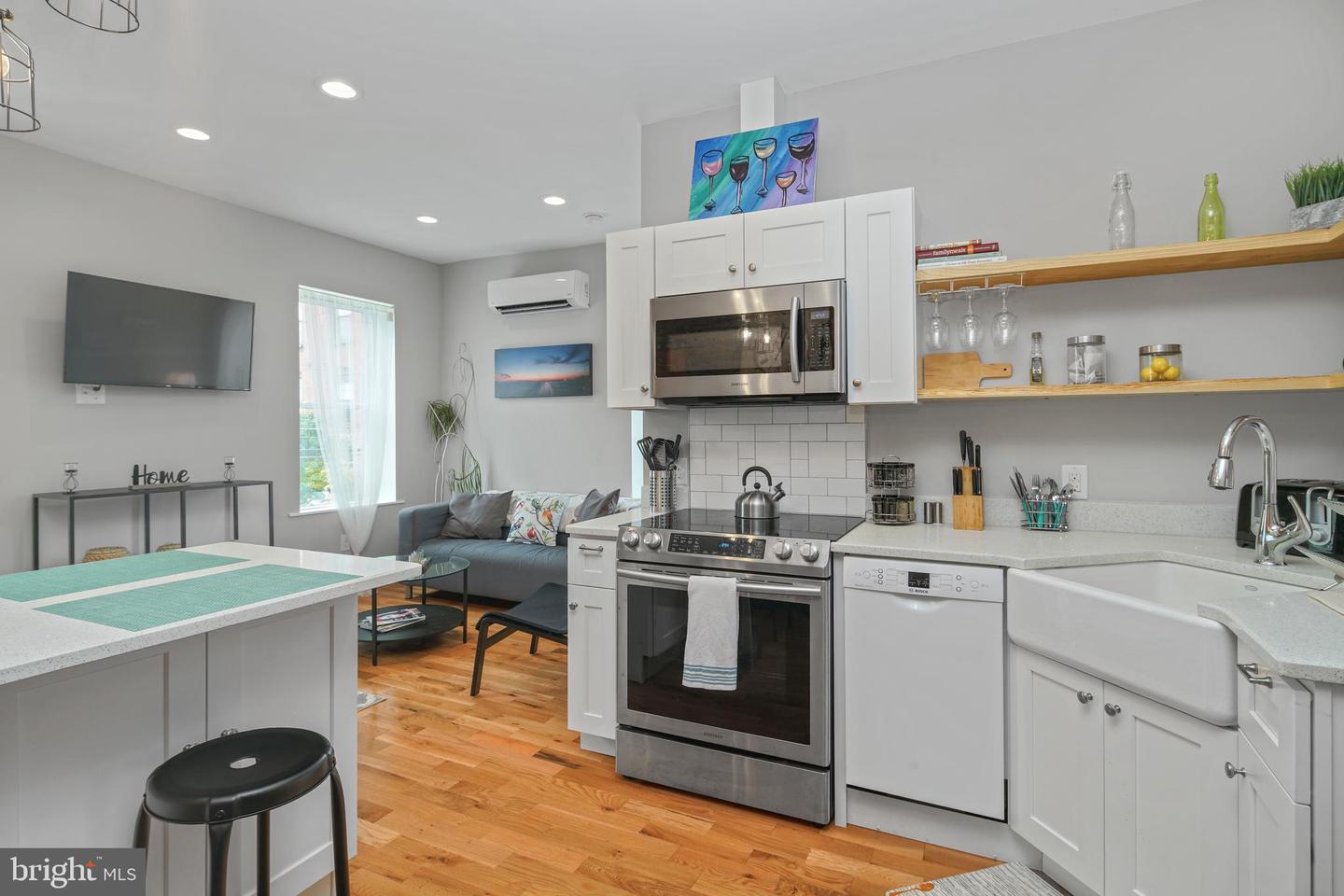 2049 E Hagert St #upper Property Photo 3