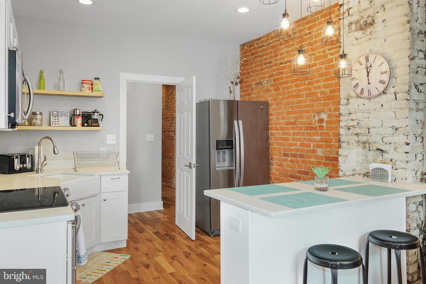 2049 E Hagert St #upper Property Photo 5