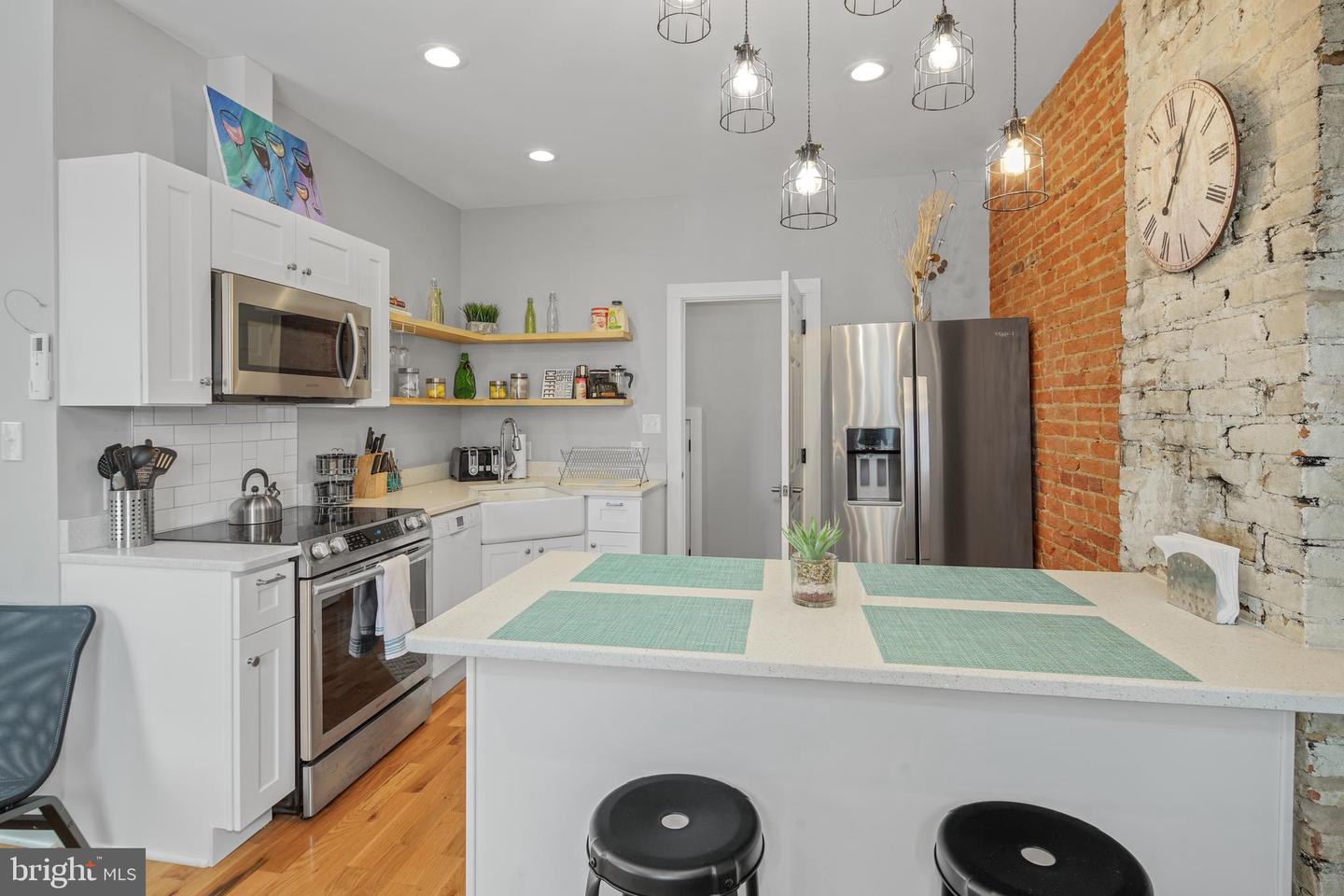 2049 E Hagert St #upper Property Photo 6