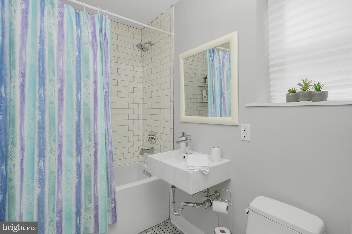 2049 E Hagert St #upper Property Photo 8