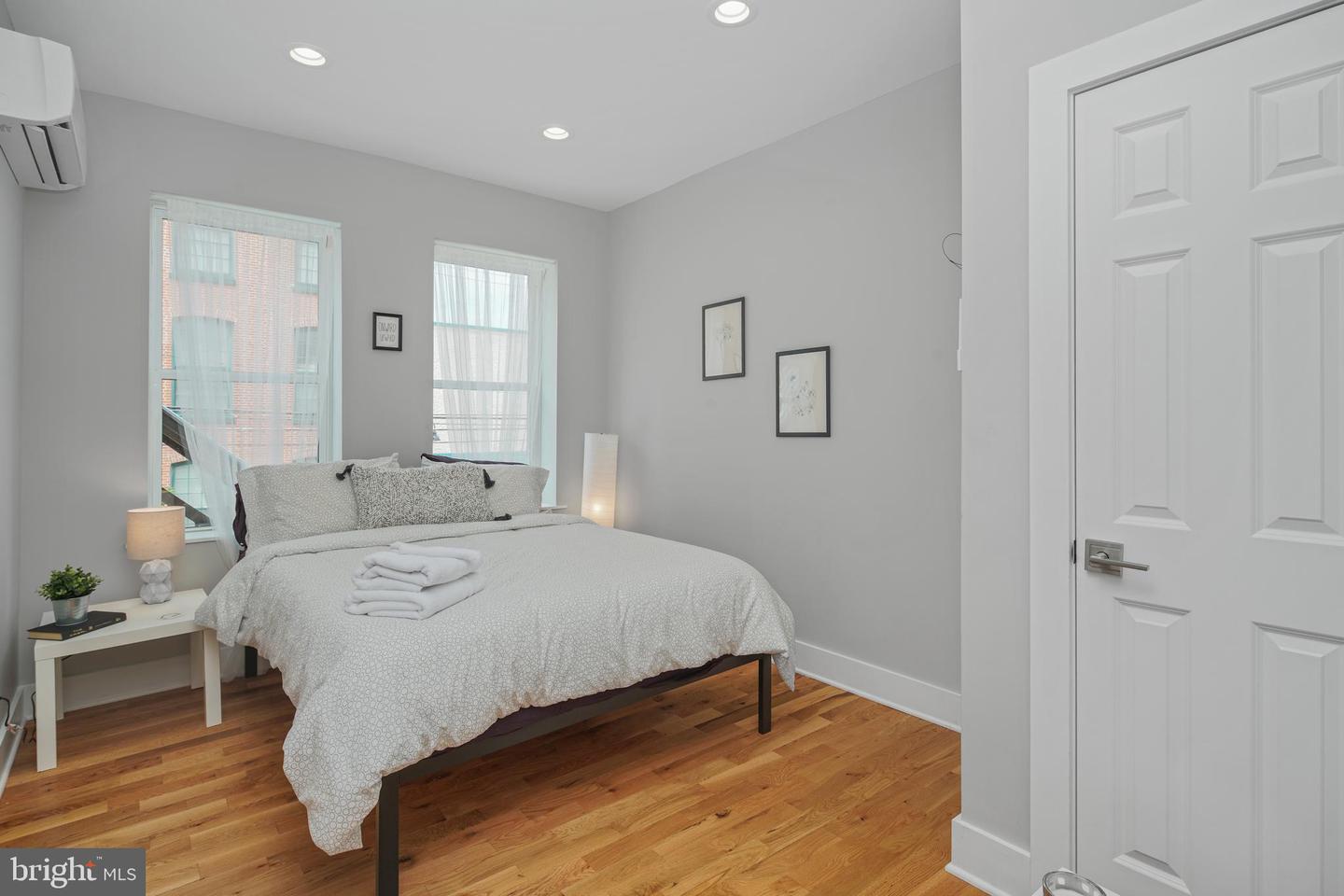 2049 E Hagert St #upper Property Photo 9