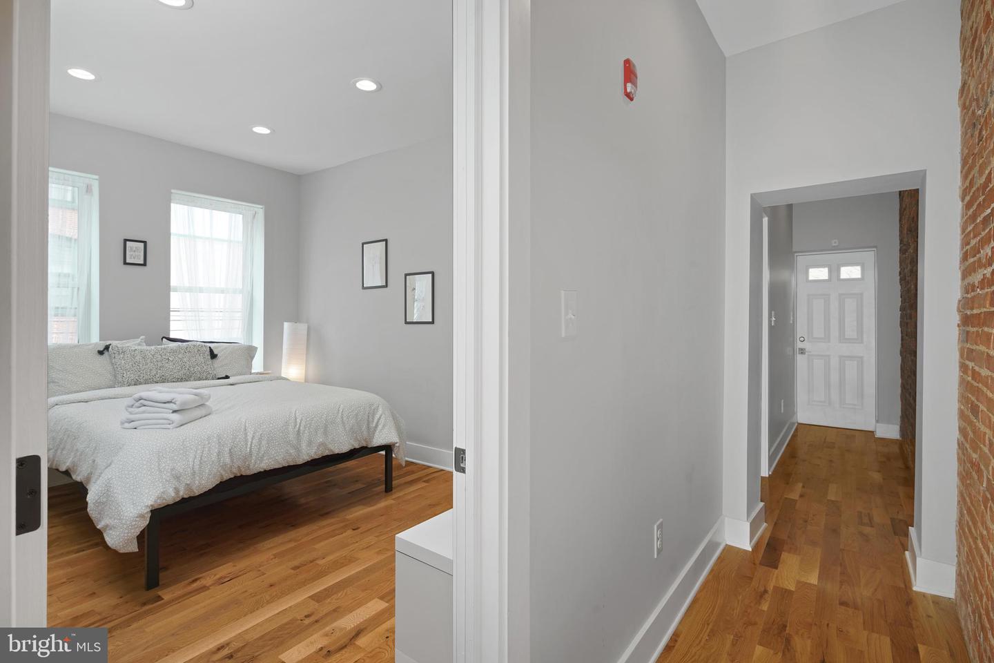 2049 E Hagert St #upper Property Photo 11