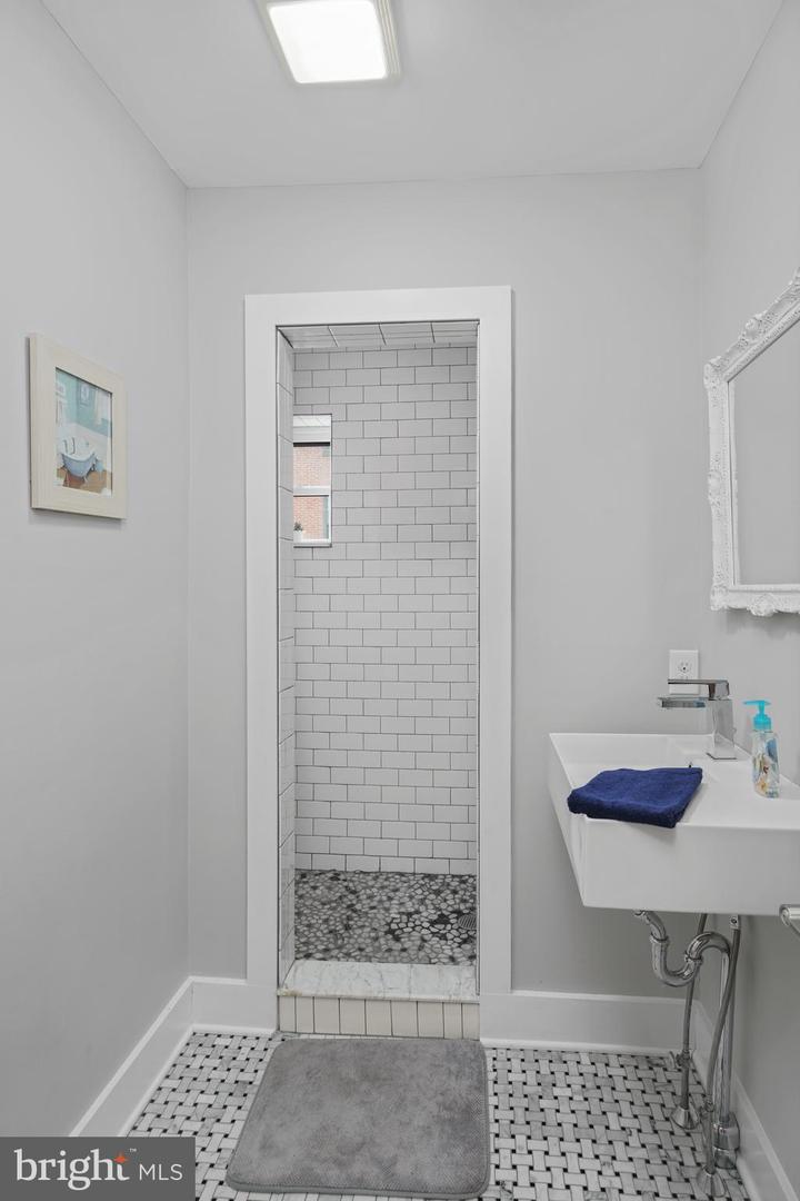 2049 E Hagert St #upper Property Photo 13