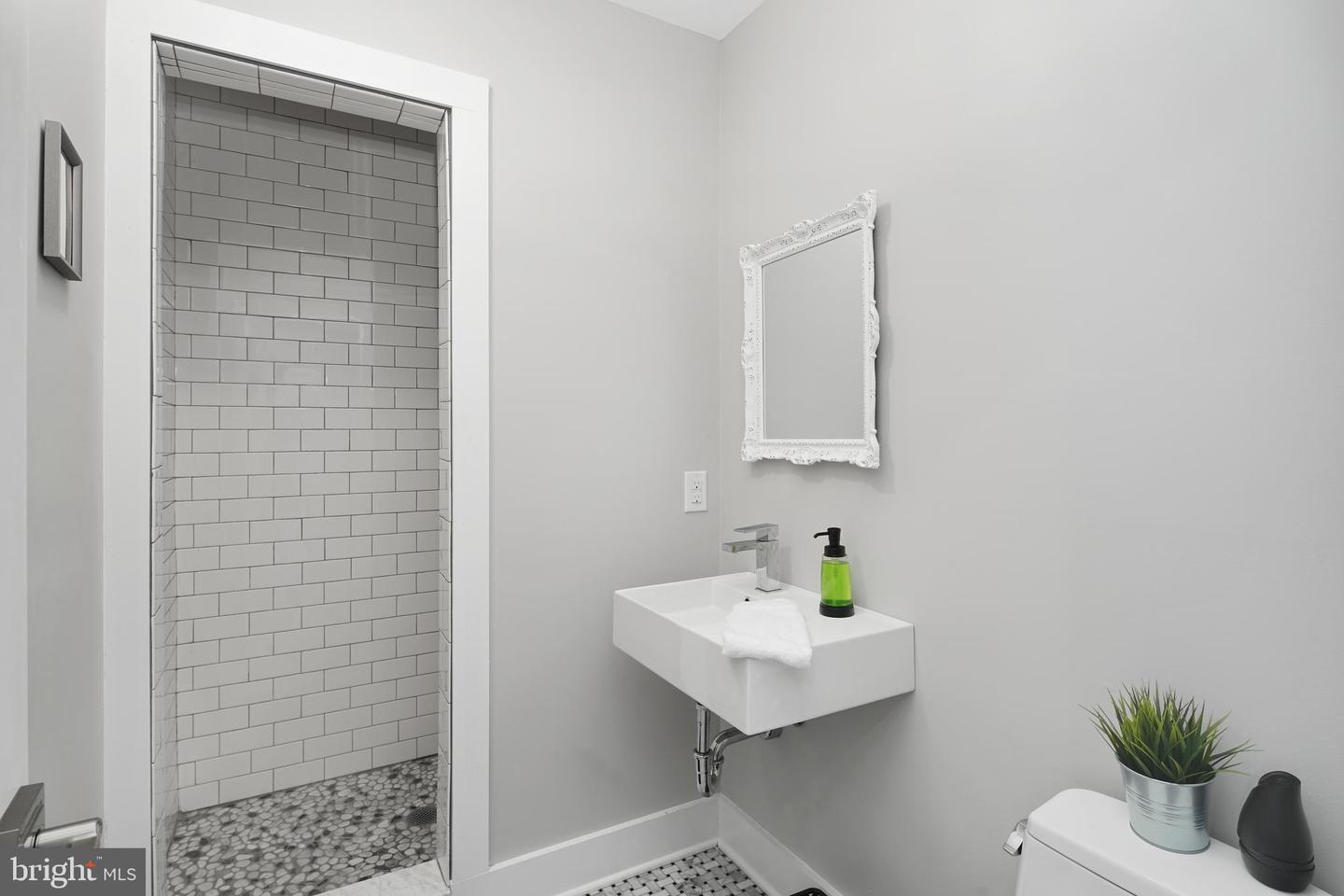2049 E Hagert St #upper Property Photo 14