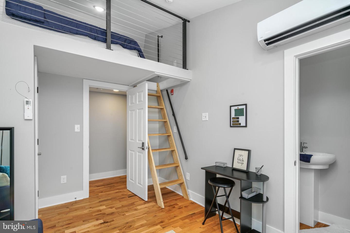 2049 E Hagert St #upper Property Photo 18