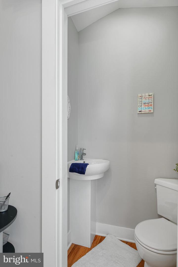 2049 E Hagert St #upper Property Photo 20