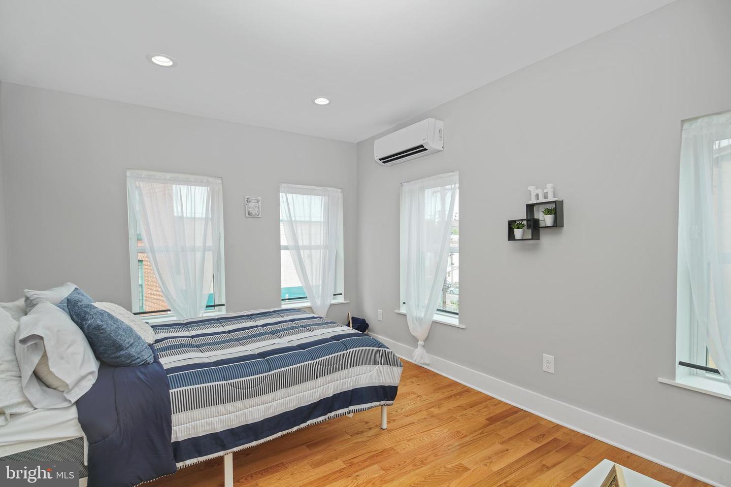 2049 E Hagert St #upper Property Photo 21