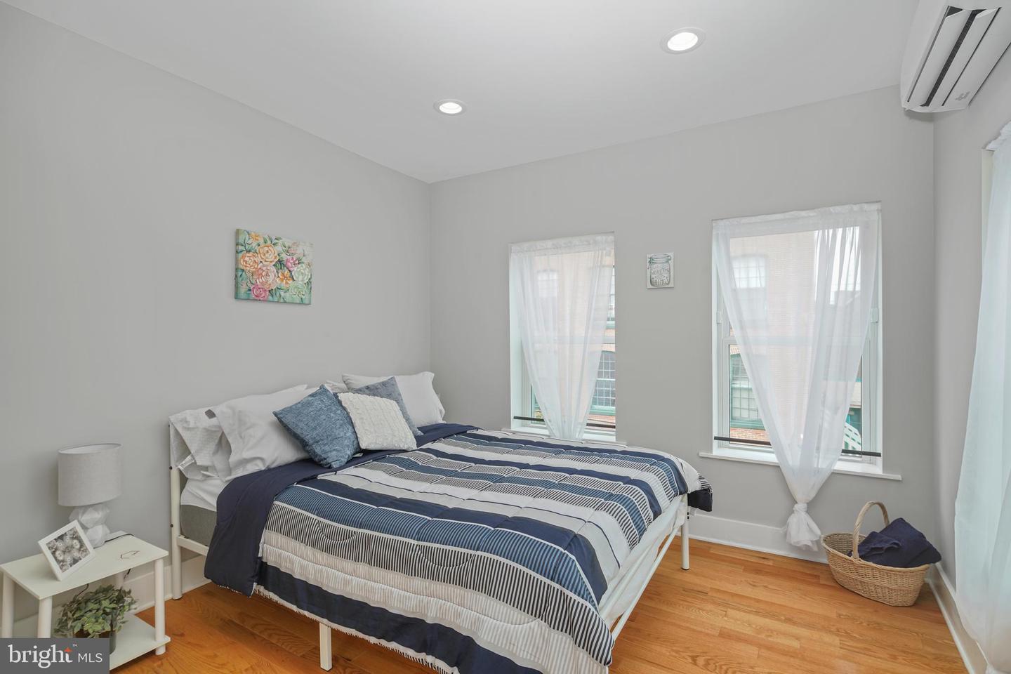 2049 E Hagert St #upper Property Photo 22