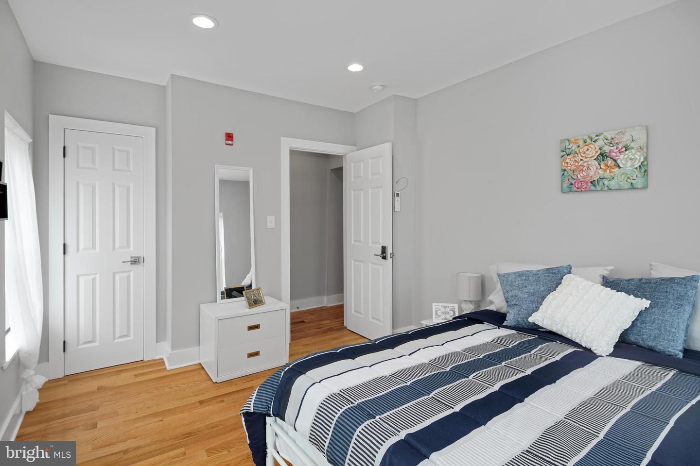 2049 E Hagert St #upper Property Photo 23