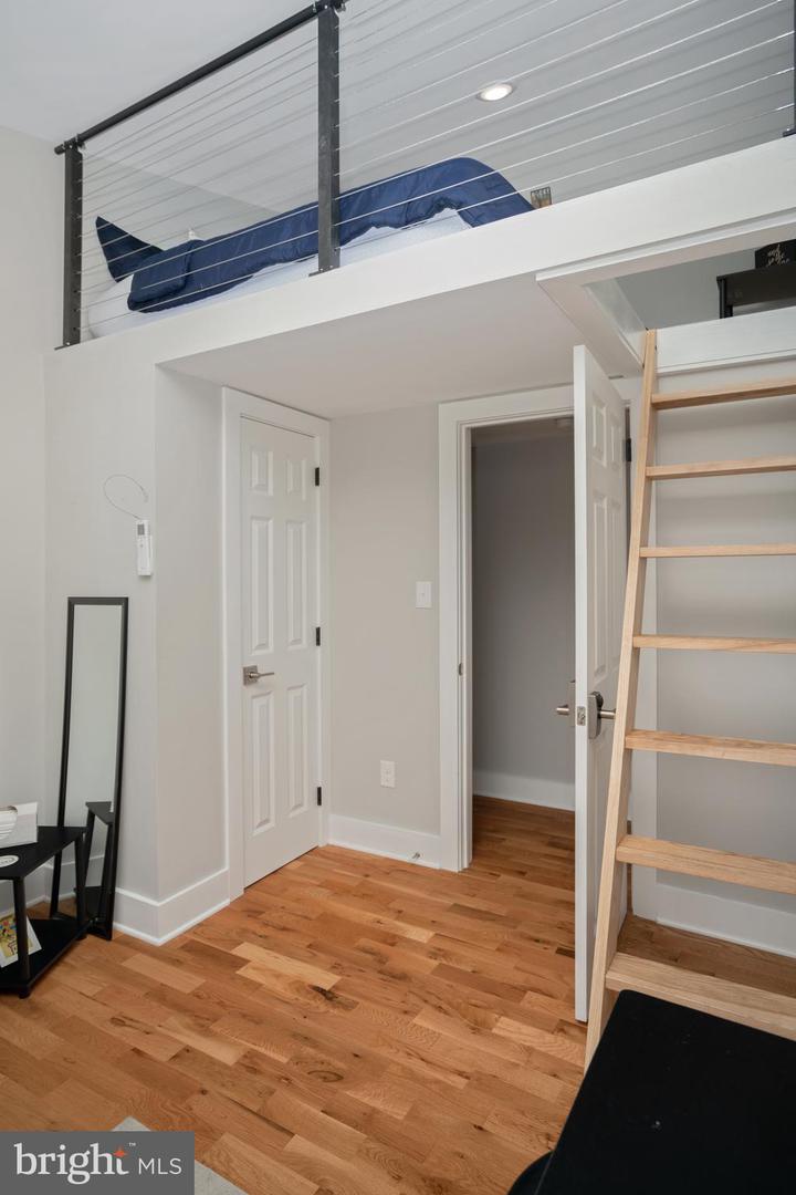 2049 E Hagert St #upper Property Photo 24